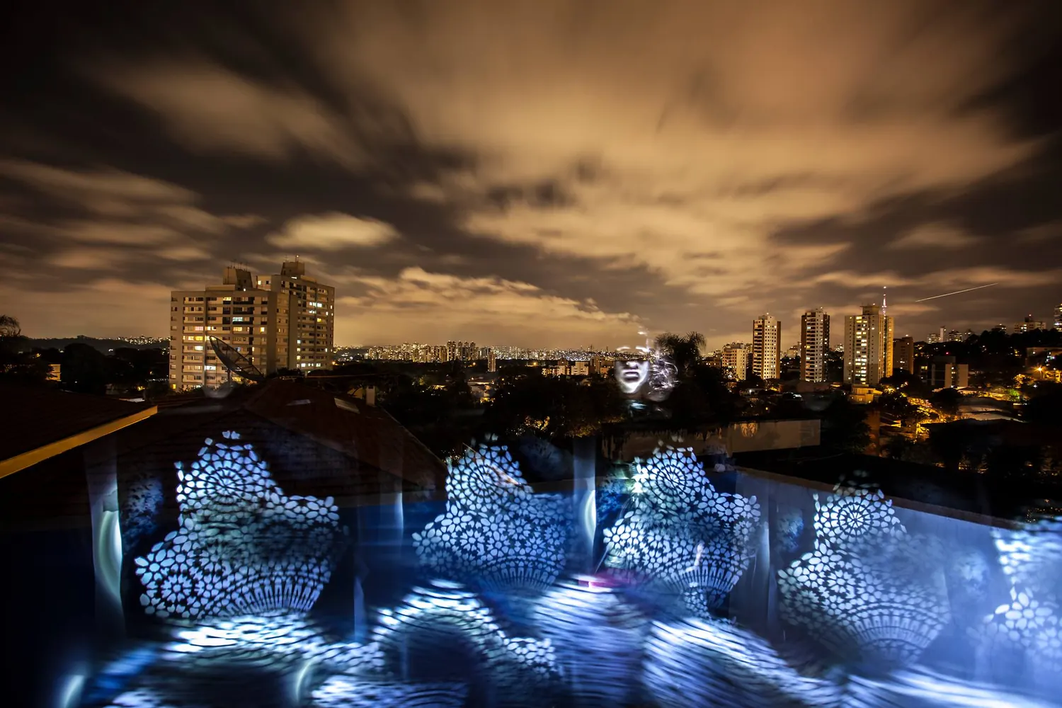 Light painting over São Paulo. Photograph by Marcos Muzi.