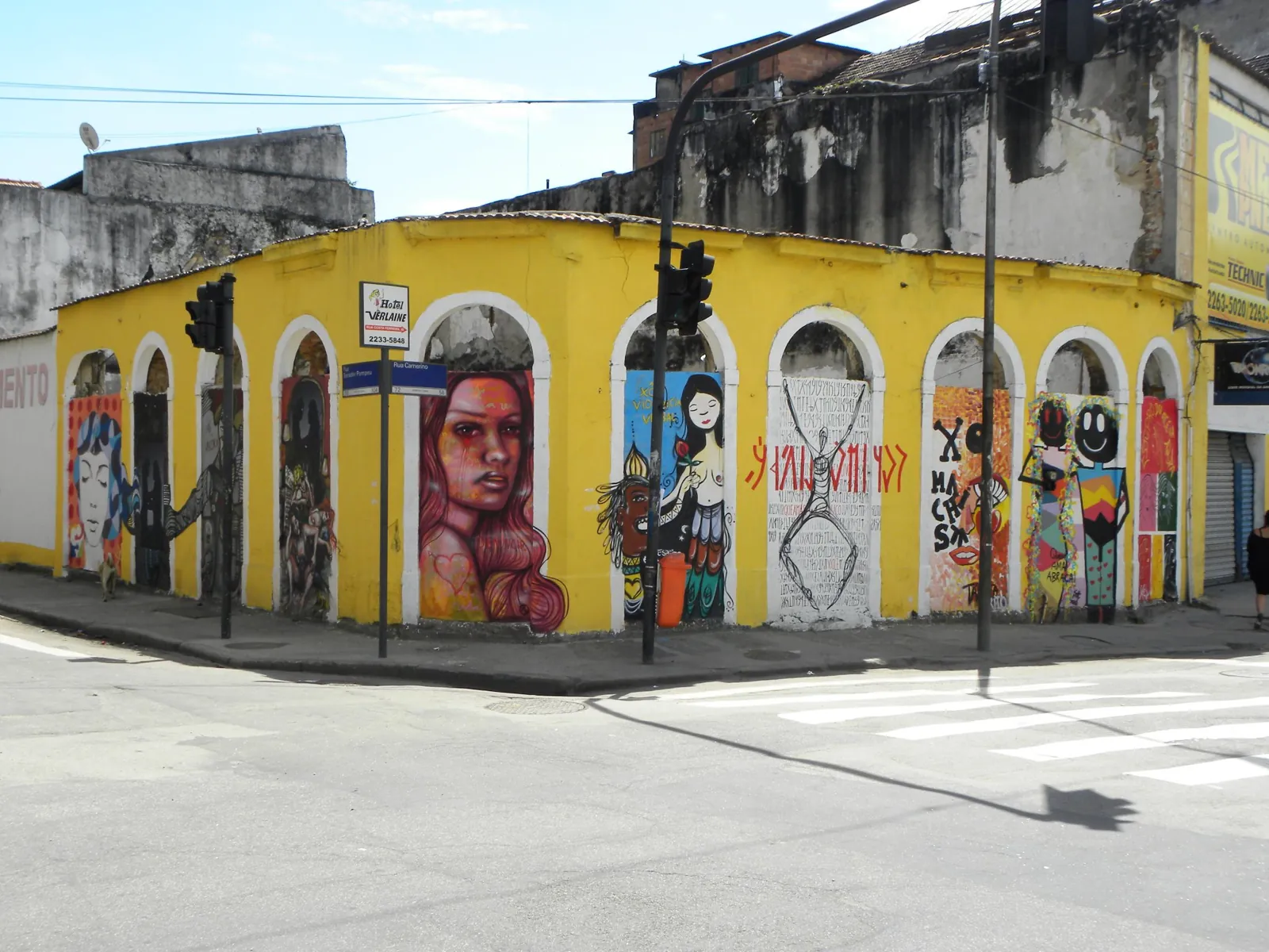 Quem ama abraça, collective mural with Rede Nami, Rua Camerino, Rio de Janeiro, 2011