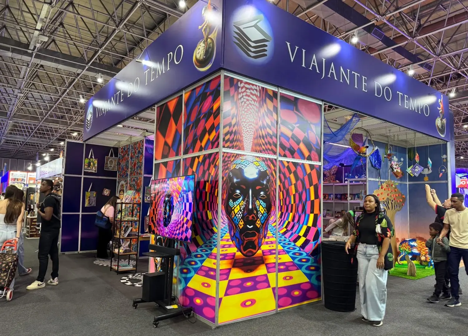 Viajante do Tempo stand in Rio de Janeiro Book Biennial 2025, featuring Vanessa Rosa’s character Kweku