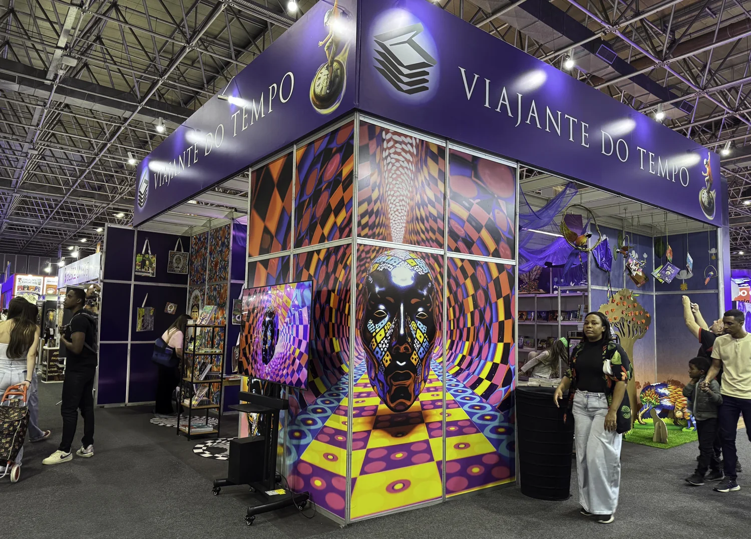 Viajante do Tempo stand in Rio de Janeiro Book Biennial 2025, featuring Vanessa Rosa’s character Kweku